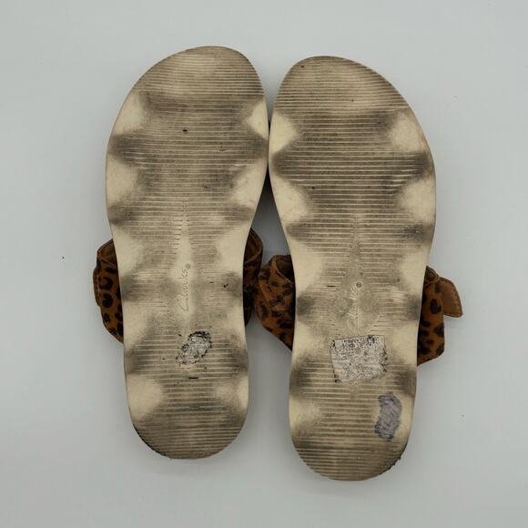 Clarks Collection Brynn Madi Leopard Leather Comfort Casual Thong Sandals 9.5 - Picture 3 of 5